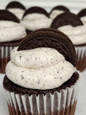 Cookies &amp; Creme Chocolate Cupcakes