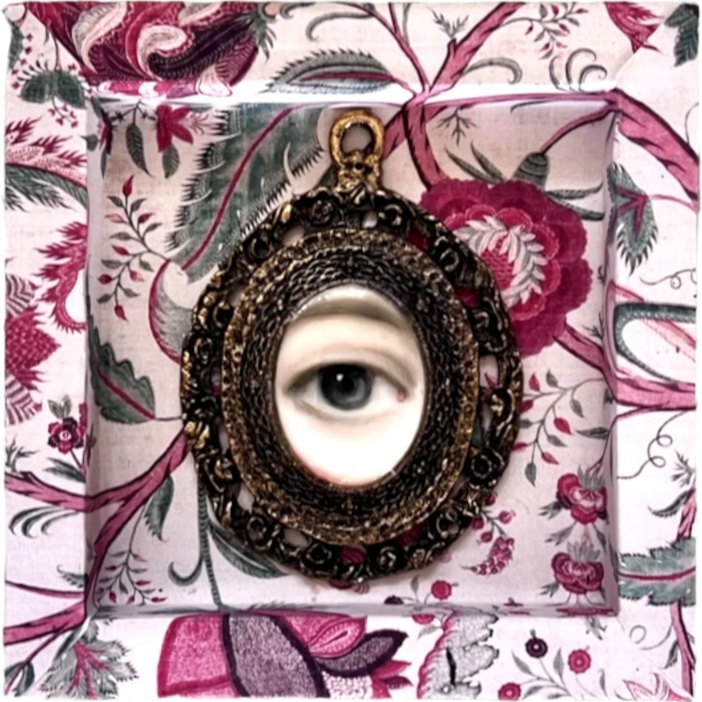 NO. 1498 LOVER'S EYE PAINTING ON A SCHUMANN ROSE PLATE