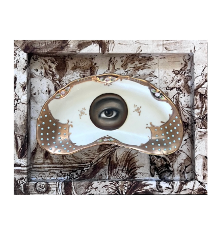 NO. 1908 LOVER'S EYE PAINTING ON A CREAM & GOLD CRESCENT PLATE, 2024