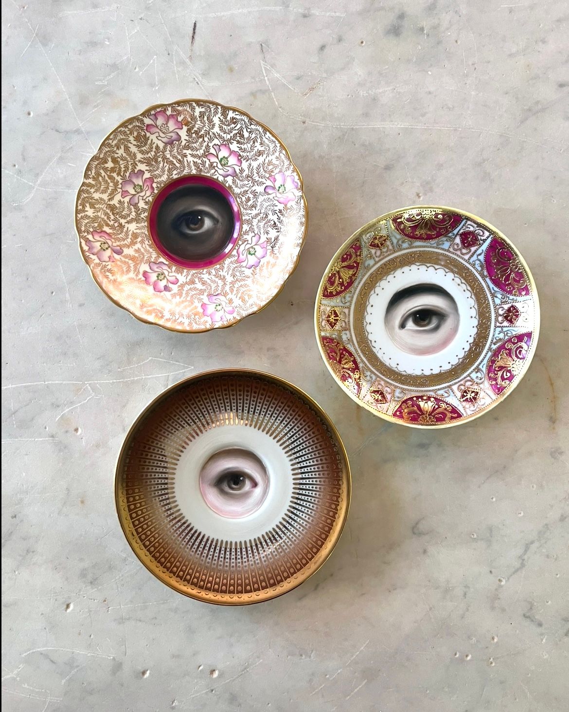 No. 2761 Lover's Eye Painting on a Magenta and Gold Plate