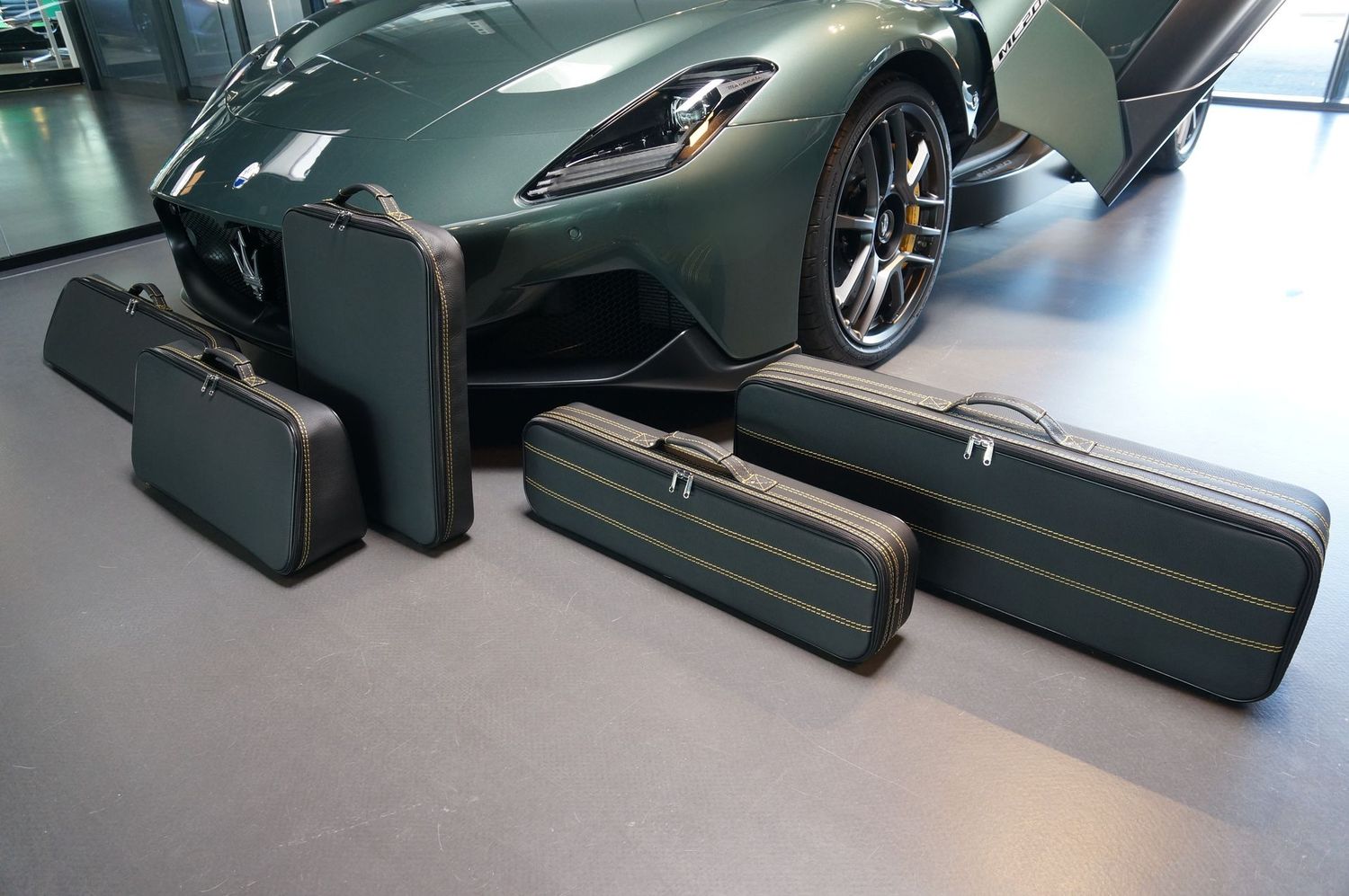 Roadsterbag luggage set Maserati MC20 luggage set (5-pcs) Roadsterbag luggage set Maserati MC20 luggage set (5-pcs)