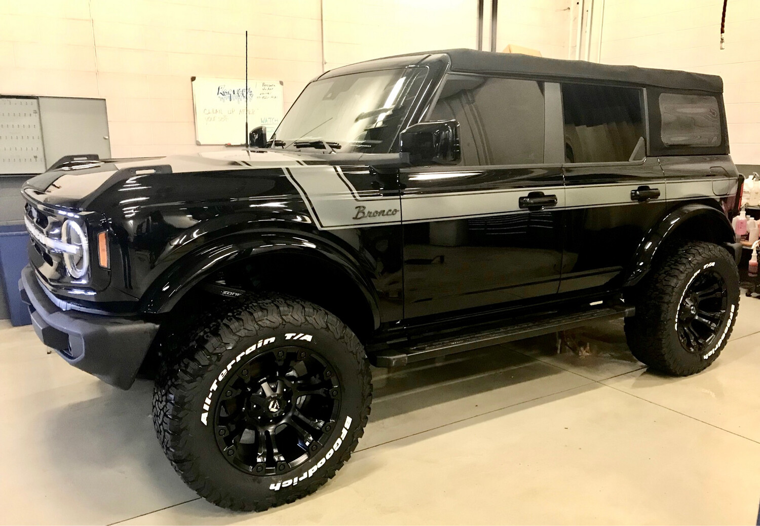 2021-up Ford Bronco Retro Special Decor Style Side/Hood Graphics Kit (Below Body Line Wide Stripe)