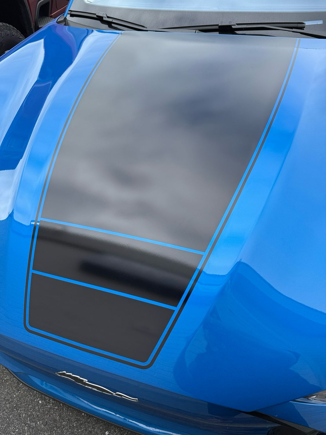 MACH E HOOD CENTER GRAPHICS