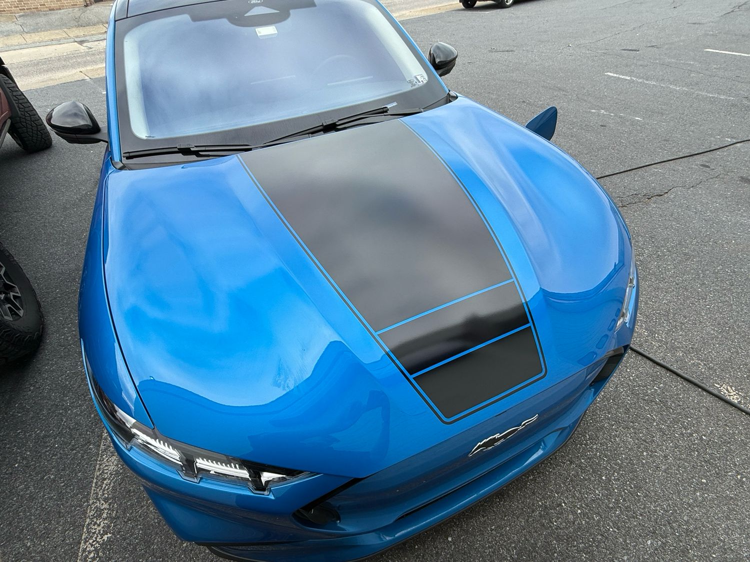 MACH E HOOD CENTER GRAPHICS