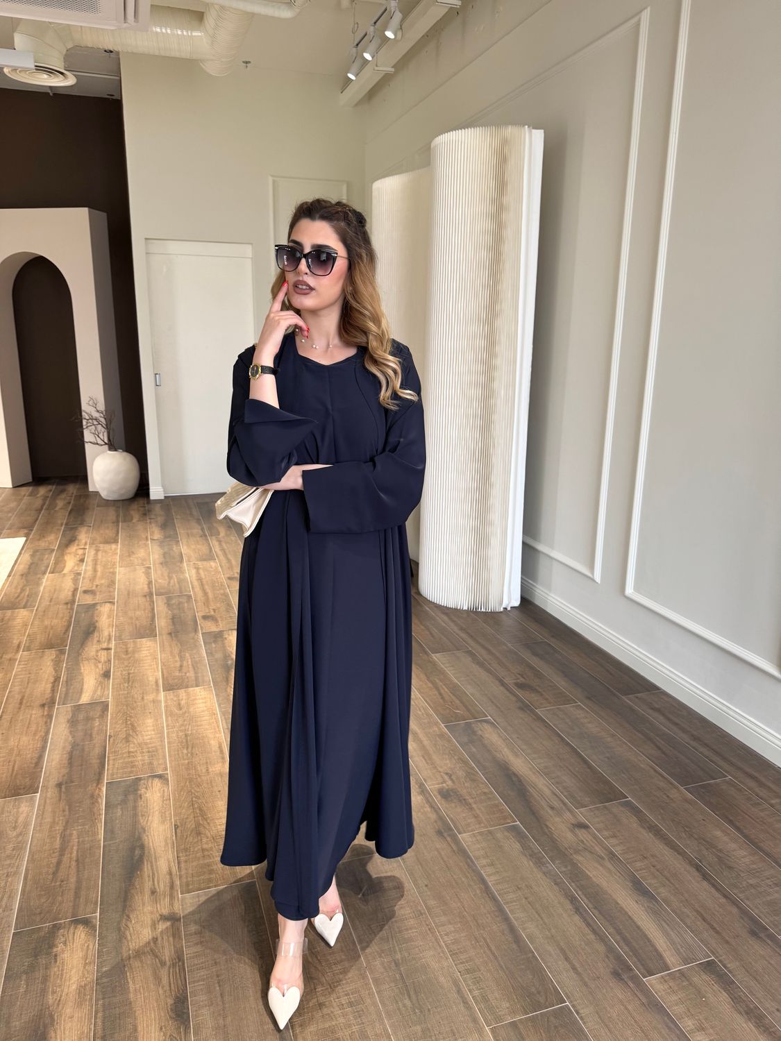 عباية كحلي + فستان مع شال