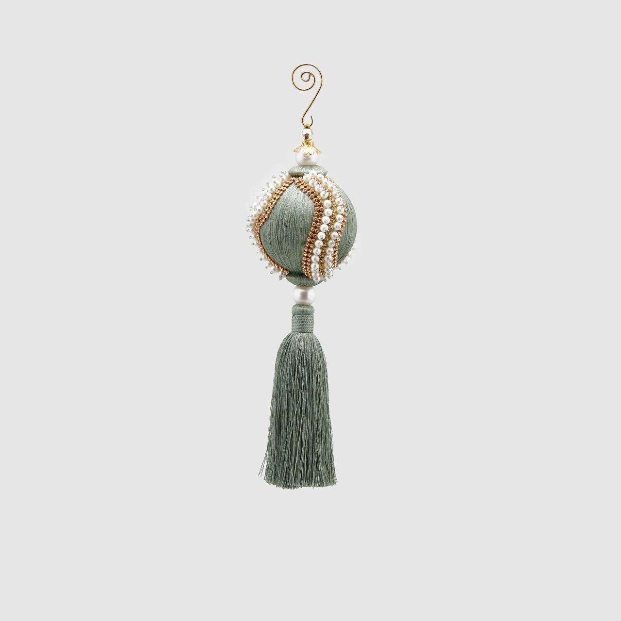 Sfera con nappe con ricamo
