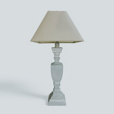 Lampada in legno con paralume beige
