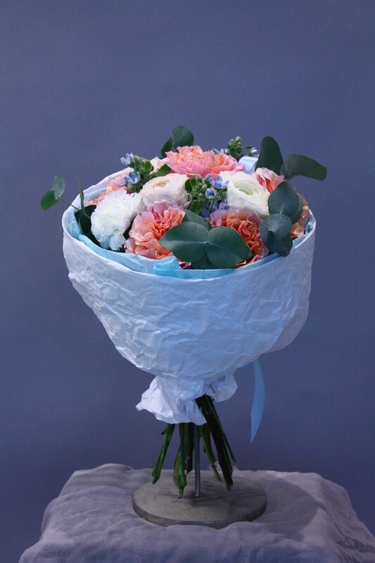 Сборный букет с ранункулюсами и садовой розой