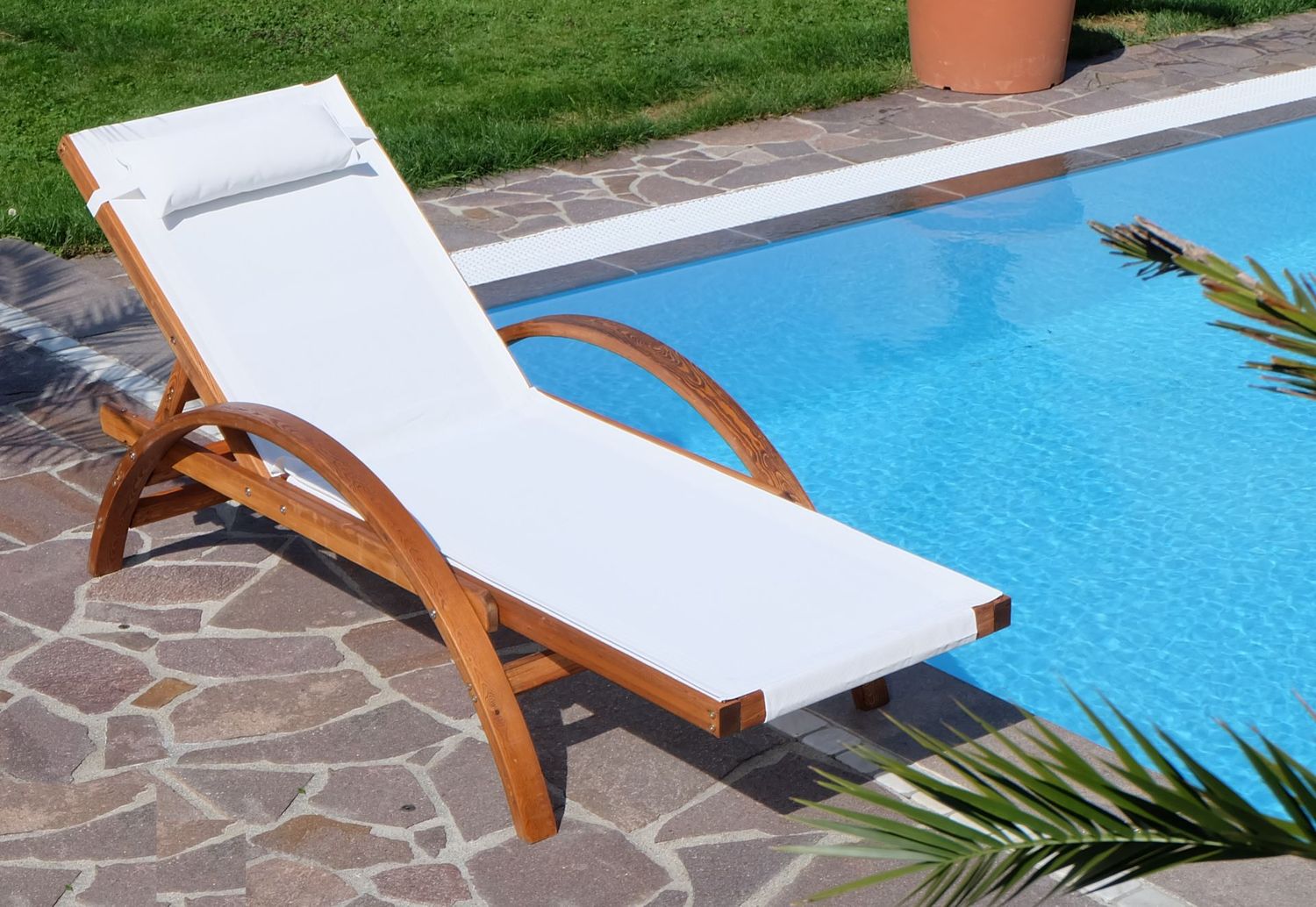 Ležalnik VALENCIA iz macesnovega lesa z blazino za glavo