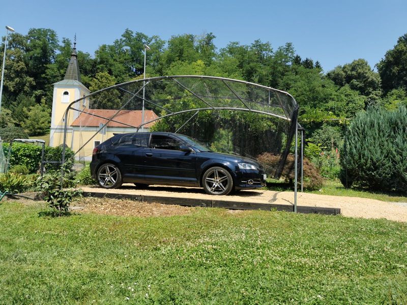 Kovinska konstrukcija + zaščitna mreža za zaščito avtomobila + PO ŽELJI