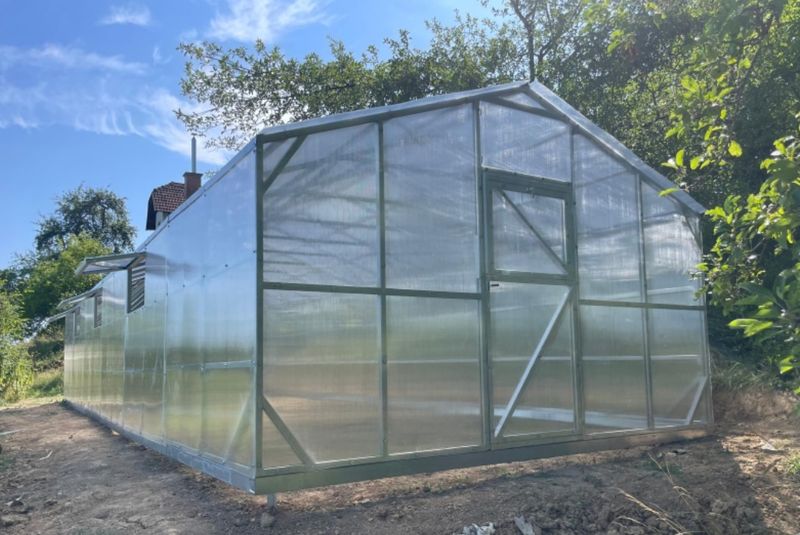 Vrhunski rastlinjak HAUS VICTORIA DELUXE 4 m – Polikarbonat 6 mm + Temelj + 2x Vrata + Dostava