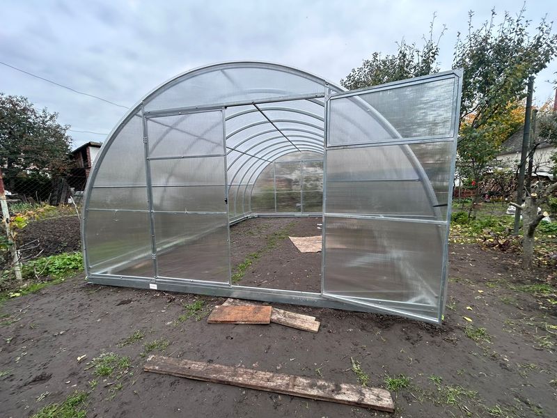 Rastlinjak PROFI ZEUS 4 x 4m - polikarbonat 6mm, 0,67m razmaka med loki, 180 kg/m² + Fundament