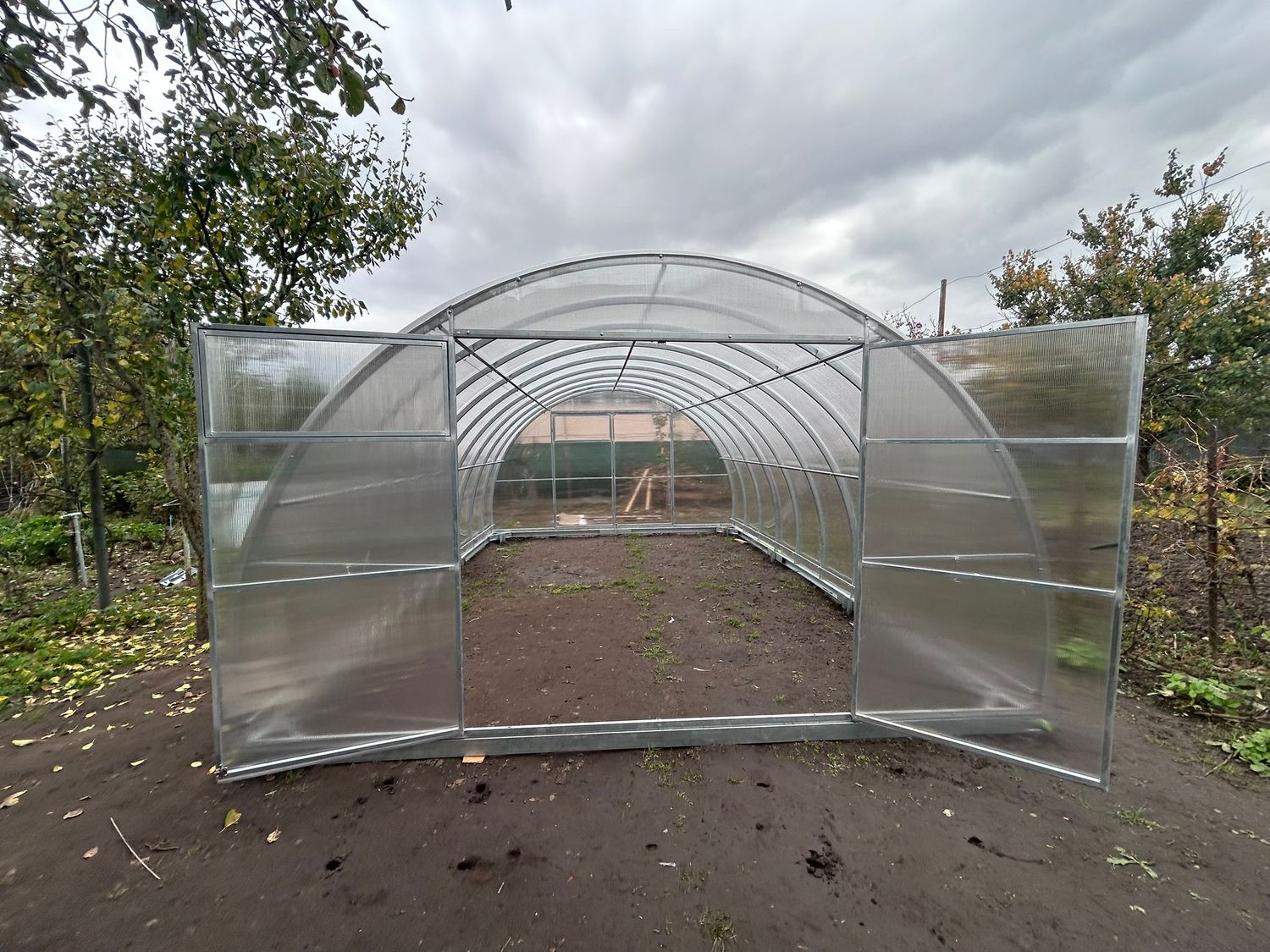 Rastlinjak PROFI ZEUS 4 x 4m -Policarbonat 6mm, 0,67m razmaka med loki, 180 kg/m² + Fundament