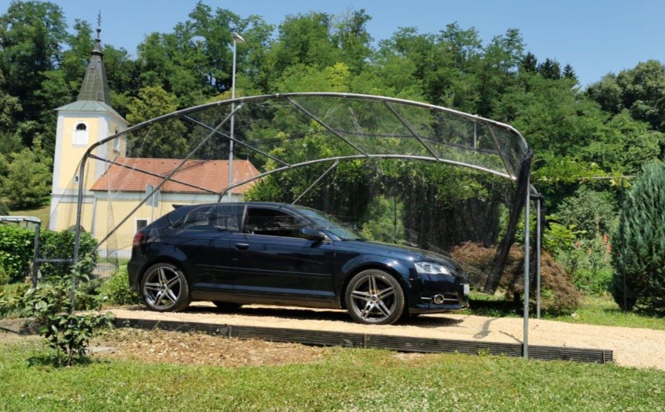 Kovinska konstrukcija 3,5 x 5m + zaščitna mreža za zaščito avtomobila