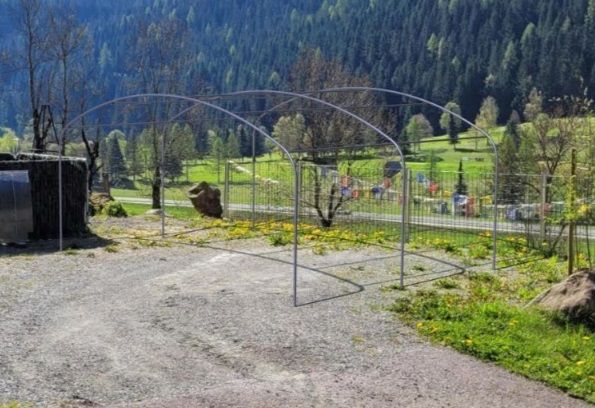Kovinska konstrukcija 3,5 x 5m + zaščitna mreža za zaščito avtomobila