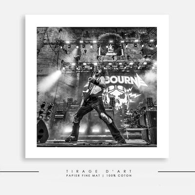 Tirage photo de Airbourne en concert par Eric Canto Découvrez notre collection exclusive de tirages d'art dédiés à Airbourne, le groupe de rock australien qui a conquis le monde avec son énergie dévastatrice et son style inimitable.
Connu pour ses performances électrisantes, Airbourne incarne l'esprit du rock 'n' roll, avec des concerts qui débordent d'énergie brute et de passion.