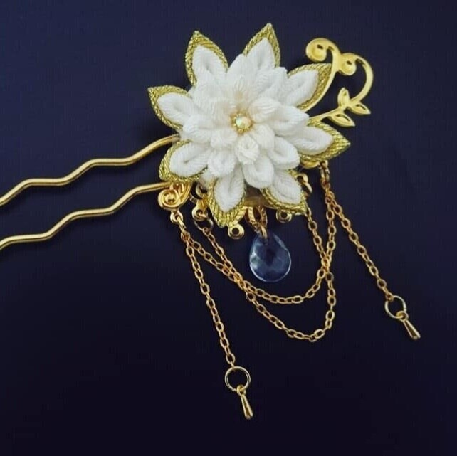 White + Gold Tsumami Hairstick