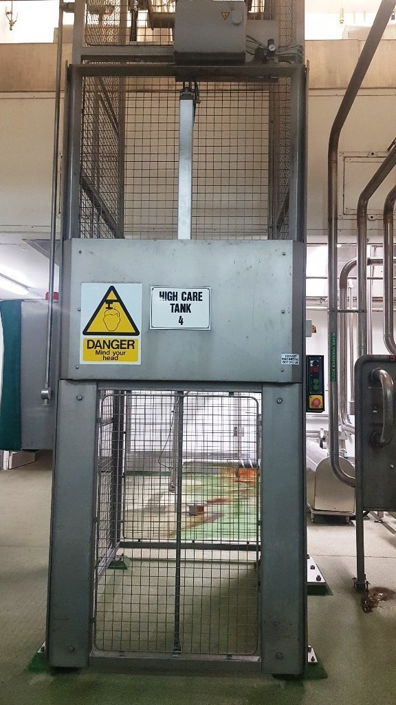 LOT 90 TOTE LIFT