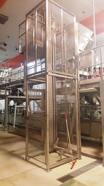 LOT 261 TOTE LIFT