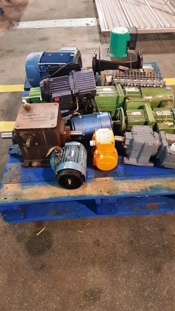 LOT 422 PUMPS MOTORS
