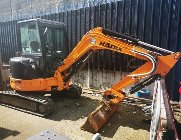 Lot 6 - Hanix Excavator