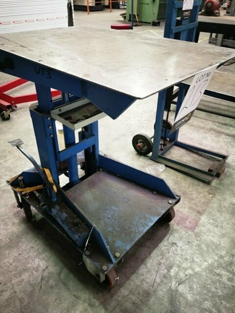 LOT 213 - ELEVATING TABLE