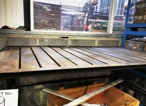 LOT 9 - Table