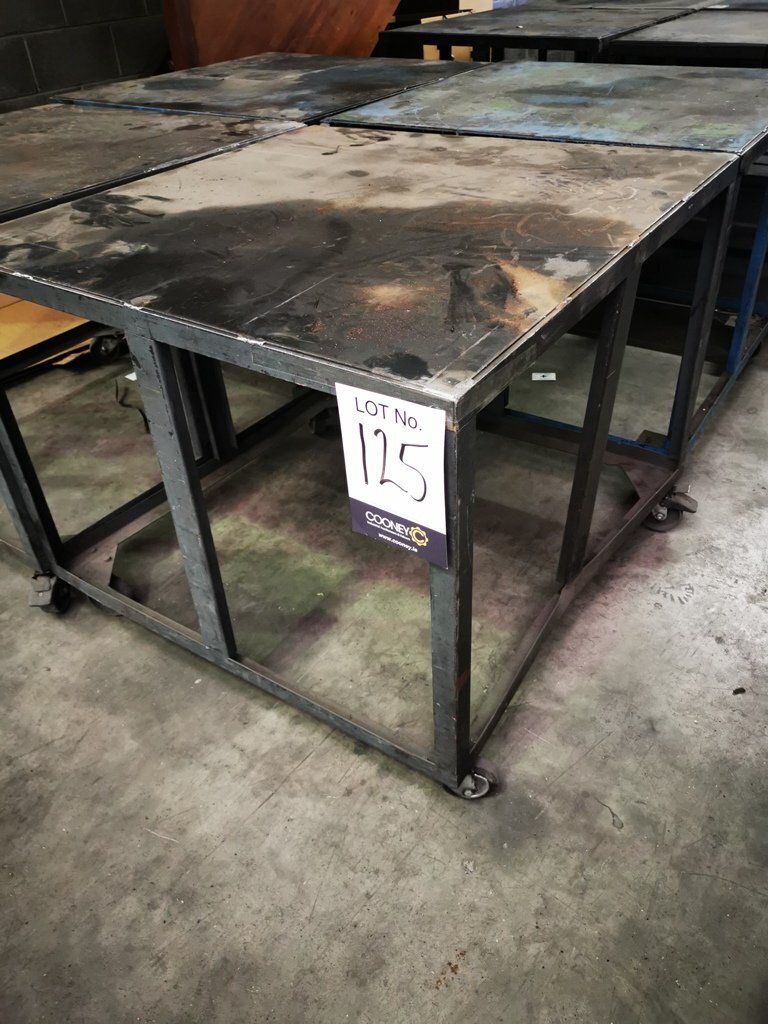 LOT 125 - Tables