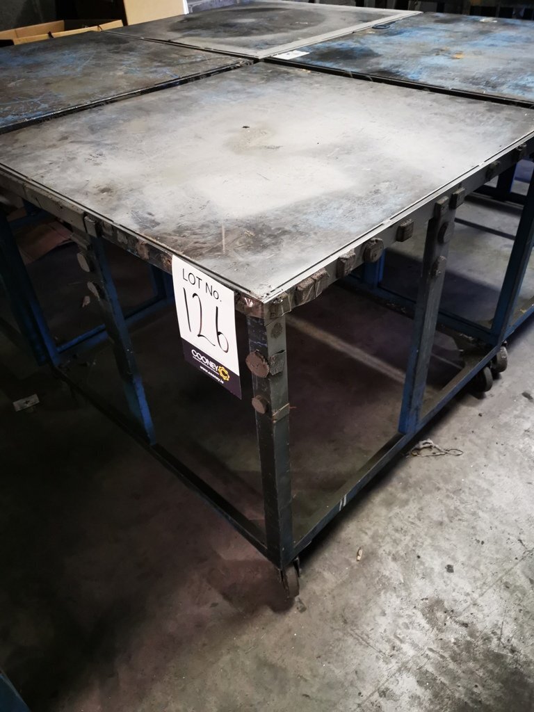 LOT 126 - Tables