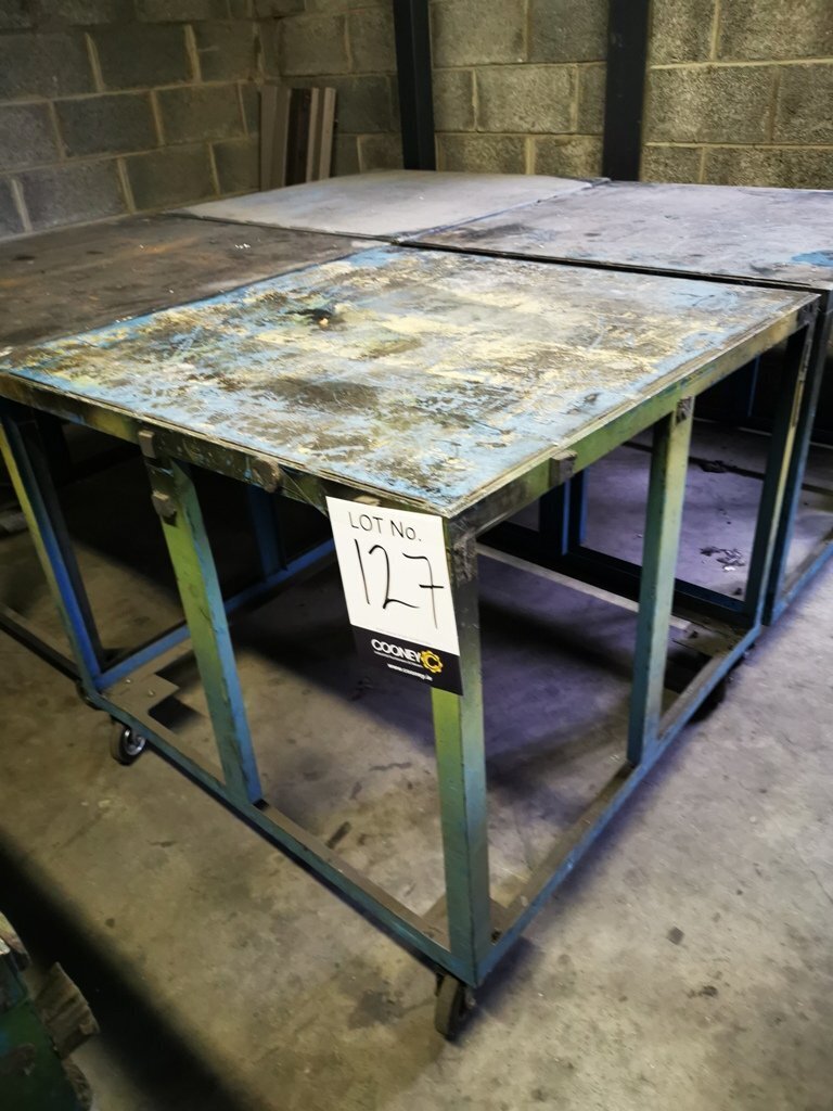 LOT 127 - Tables