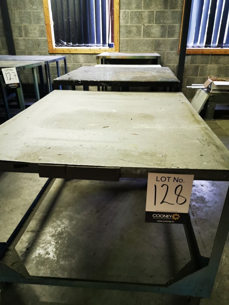 LOT 128 - Tables
