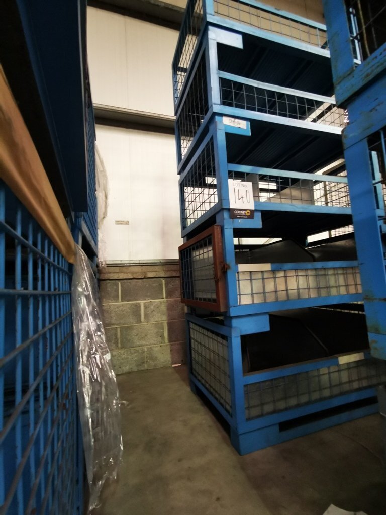 LOT 140 - Cages