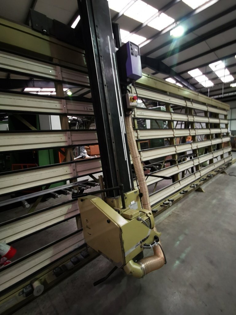LOT 143 - Saw