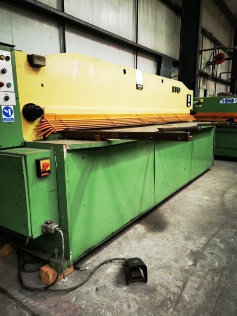 LOT 12  -  GUILLOTINE