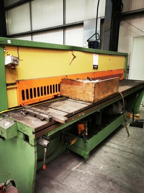 LOT 17  -  GUILLOTINE