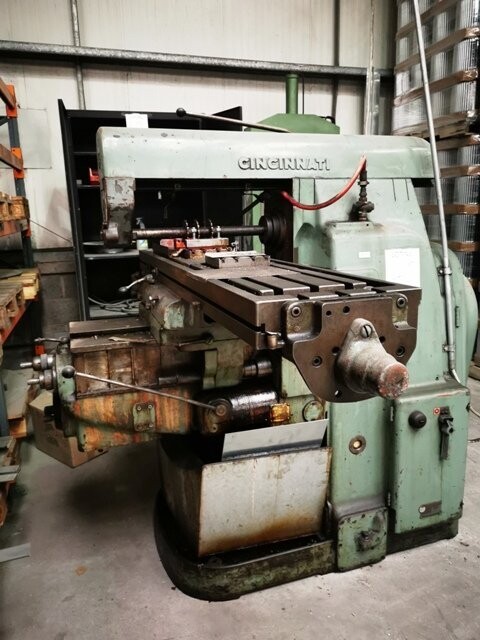 LOT 40  -  MILLING MACHINE