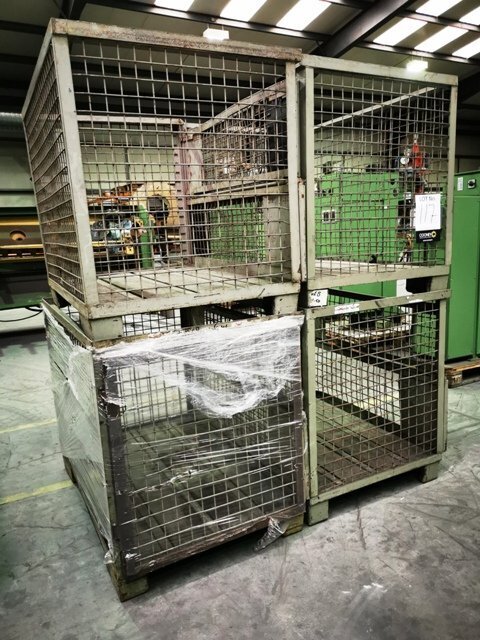 LOT 117  -  CAGES