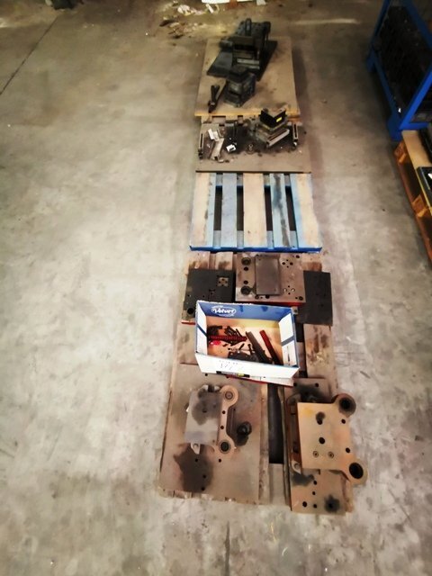 LOT 147  -  TOOLING