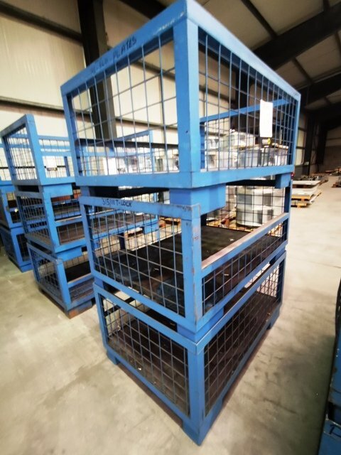 LOT 168  -  CAGES