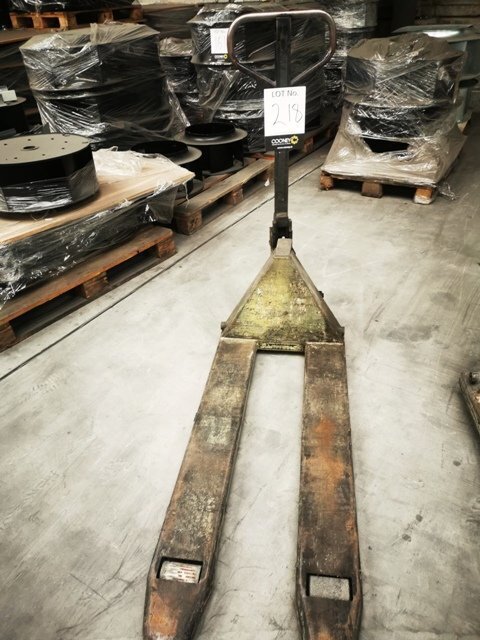 LOT 218  -  PALLET TRUCK