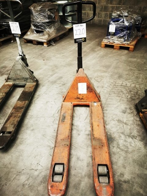 LOT 220  -  PALLET TRUCK