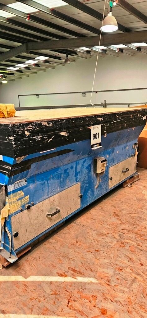 LOT 901 -  Sanding table