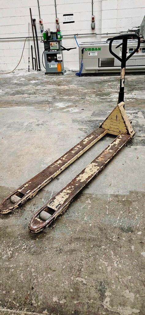 LOT 905 -  Pallet truck
