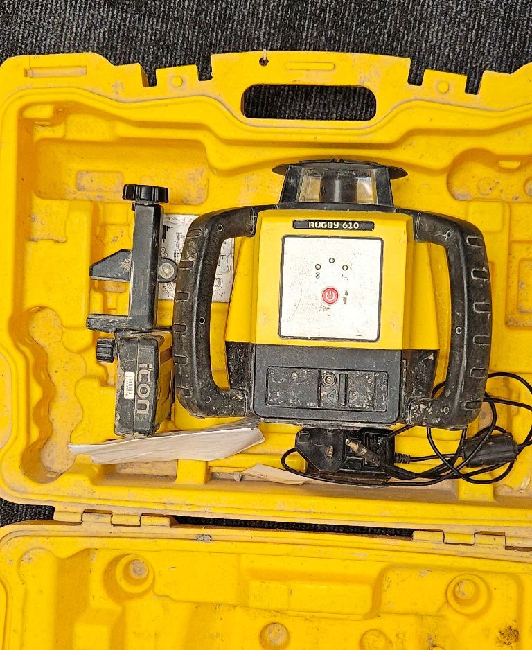 LOT 9 -  LEICA LEVEL