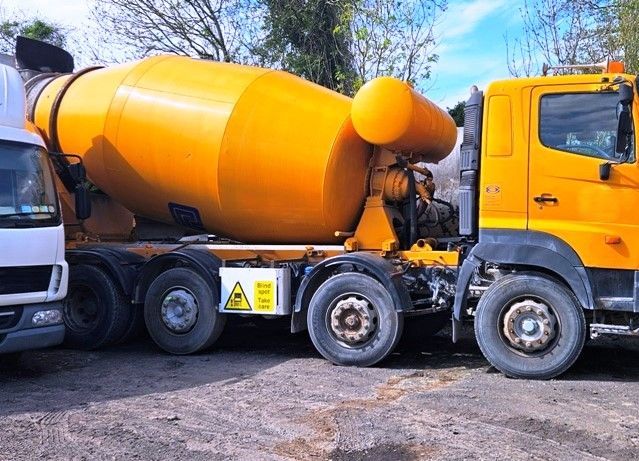 LOT 5 -  HINO MIXER