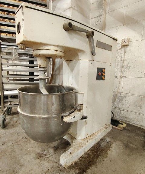 LOT 28 -  MIXER