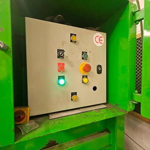 LOT 9 -  WASTE BALER