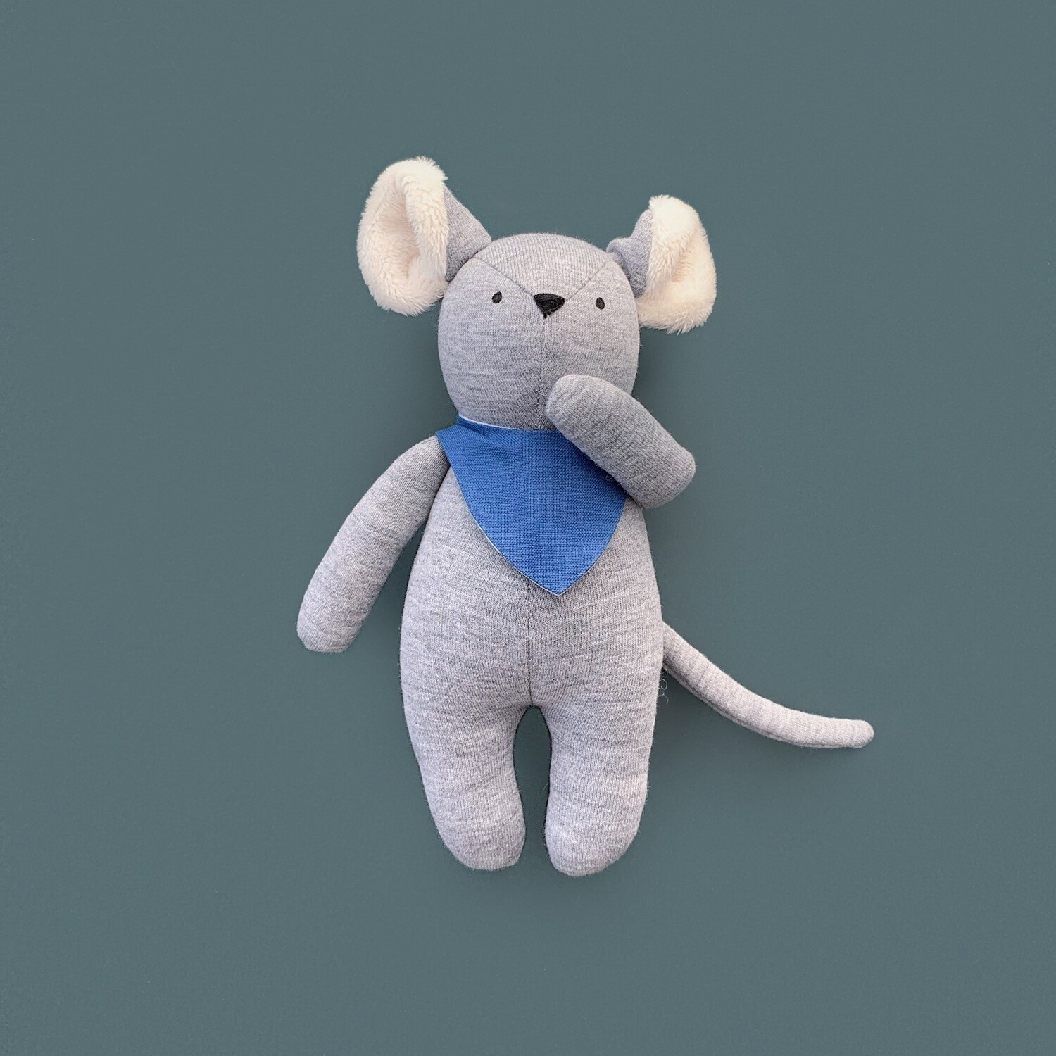 Серый мышонок с ушками цвета айвори в синем нагруднике