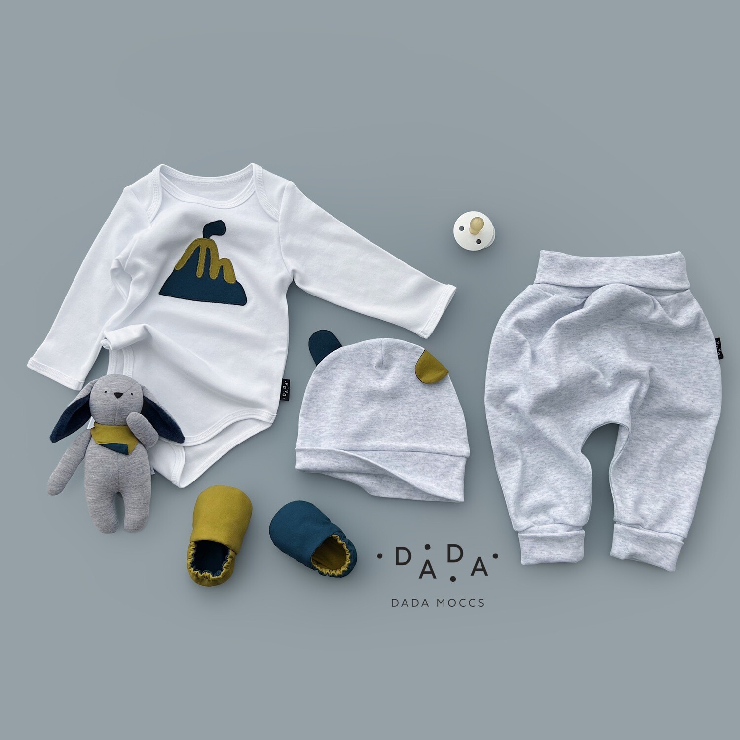 Комплект – боди с аппликацией, легкие трикотажные брюки, моксы, шапочка и игрушка