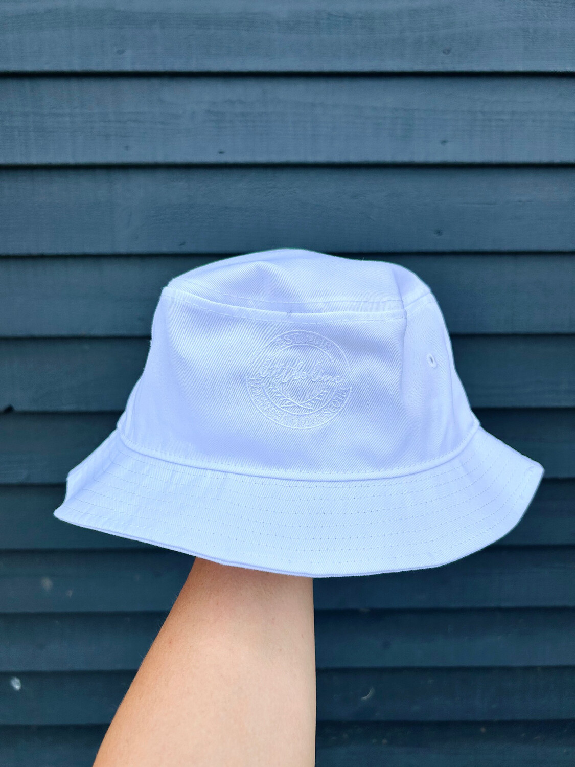 WHITE BUCKET HAT